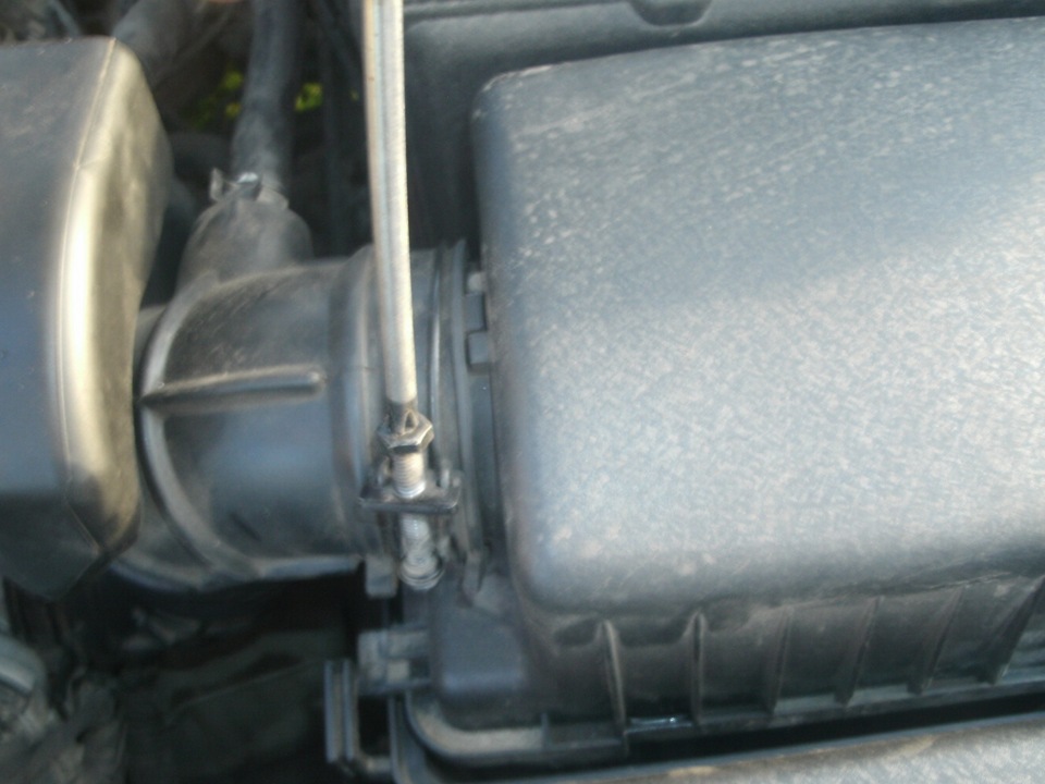 Открутить хомут крепления воздухоподводящего рукава к корпусу воздушного фильтра на автомобиле Hyundai ix35