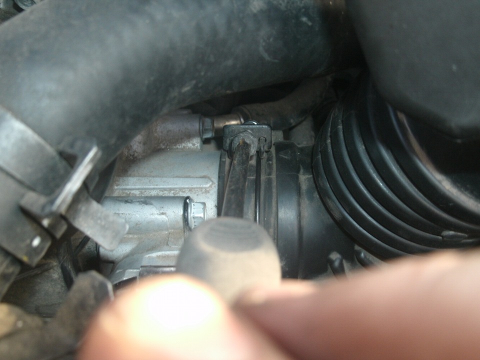 Открутить крепления воздухоподводящего рукава к дроссельному узлу на автомобиле Hyundai ix35
