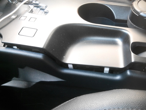 Снять центральную консоль пола на автомобиле Hyundai ix35