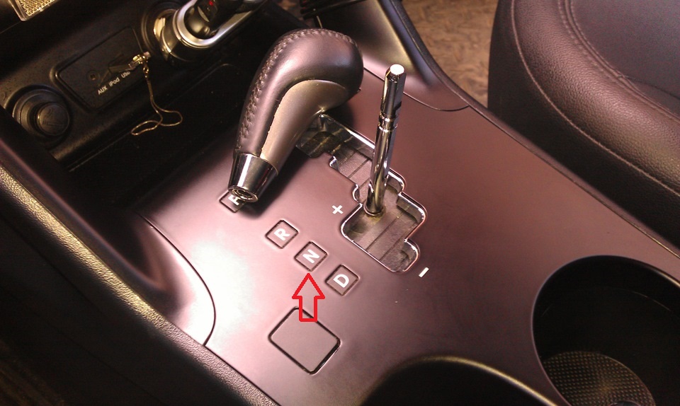Снять рукоятку рычага переключения передач на автомобиле Hyundai ix35