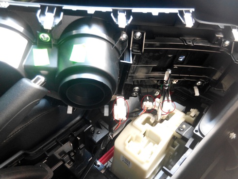 Расположение колодок проводов центральной консоли пола на автомобиле Hyundai ix35