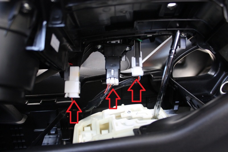 Отсоединить колодки проводов центральной консоли на автомобиле Hyundai ix35