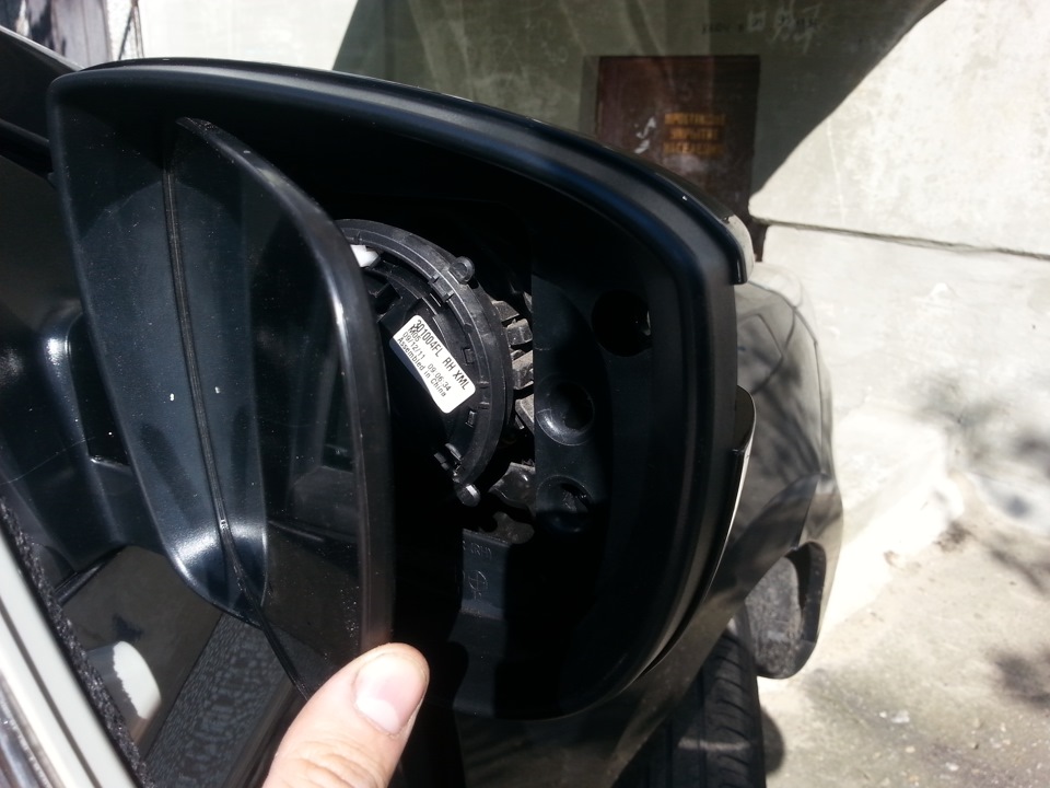 Отвести в сторону отражающий элемент наружного зеркала заднего вида на автомобиле Hyundai ix35