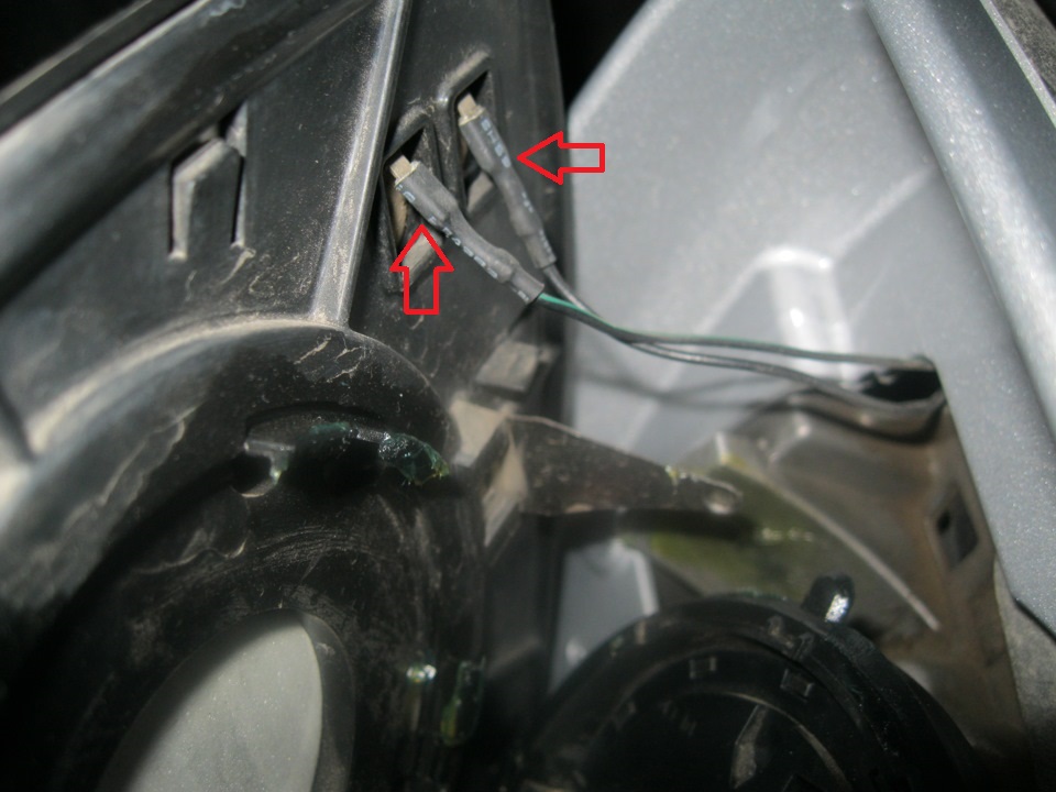 Снять клеммы обогрева наружного зеркала на автомобиле Hyundai ix35