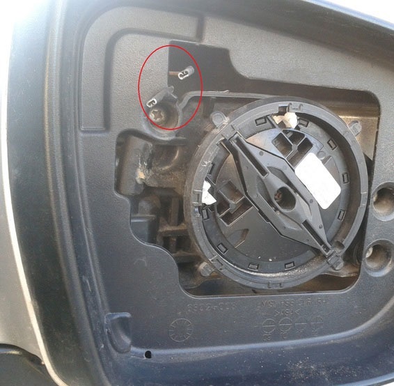 Расположение клемм обогрева наружного зеркала заднего вида на автомобиле Hyundai ix35
