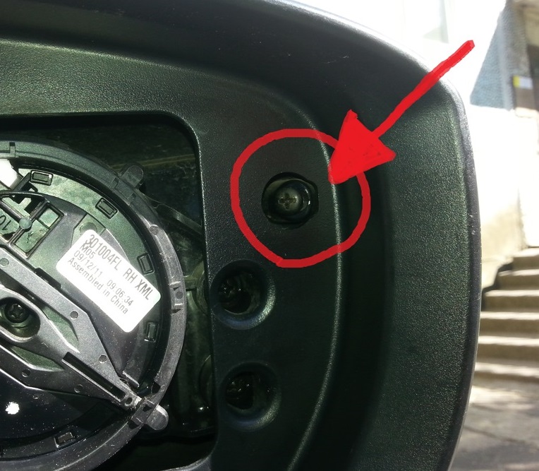 Расположение крепления повторителя поворота в наружном зеркале на автомобиле Hyundai ix35