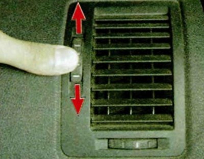 Количество воздуха, подаваемого в салон, регулируют рукояткой, расположенной между соплами Шкода Октавия