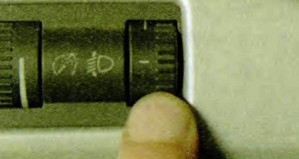 Совмещение метки на рукоятке регулятора и цифры на шкале обеспечивает соответствующую регулировку положения фар Шкода Октавия