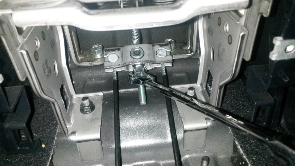 Отрегулировать ручник на автомобиле Hyundai ix35