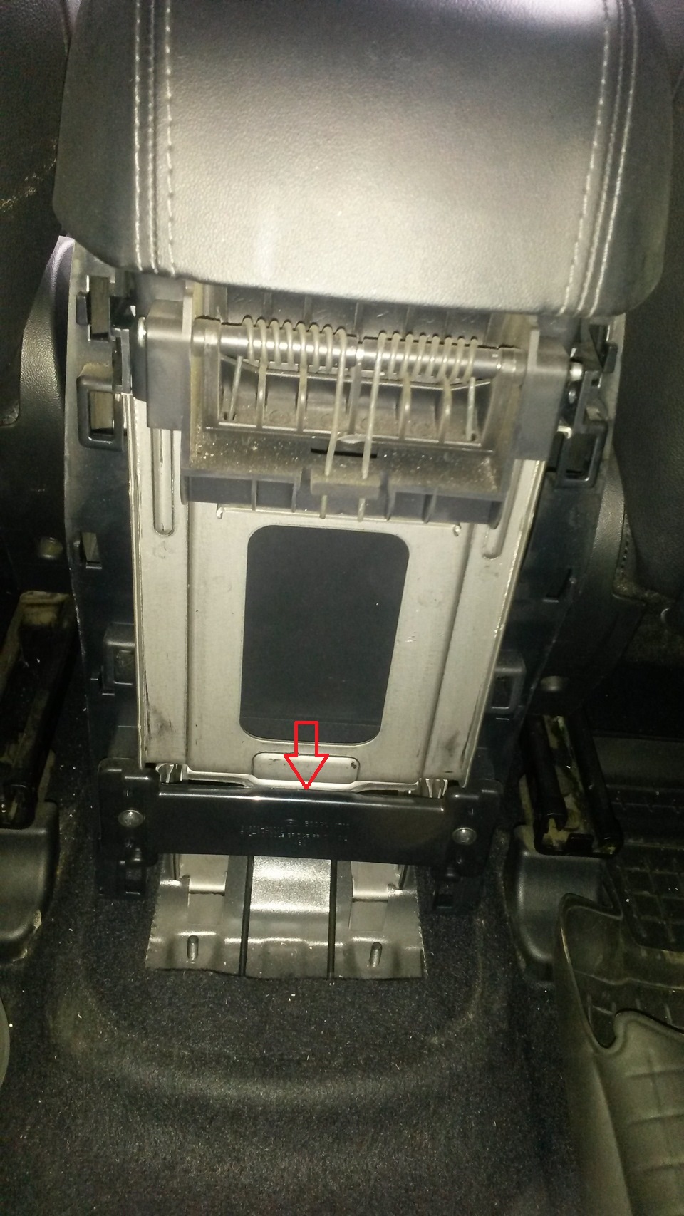 Расположение пластины регулировки стояночного тормоза на автомобиле Hyundai ix35