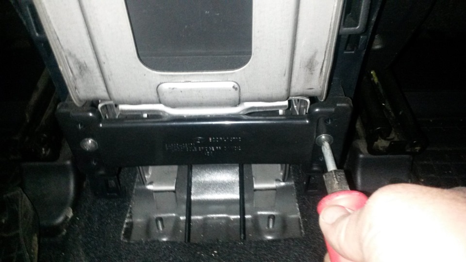 Открутить пластину регулировки стояночного тормоза на автомобиле Hyundai ix35