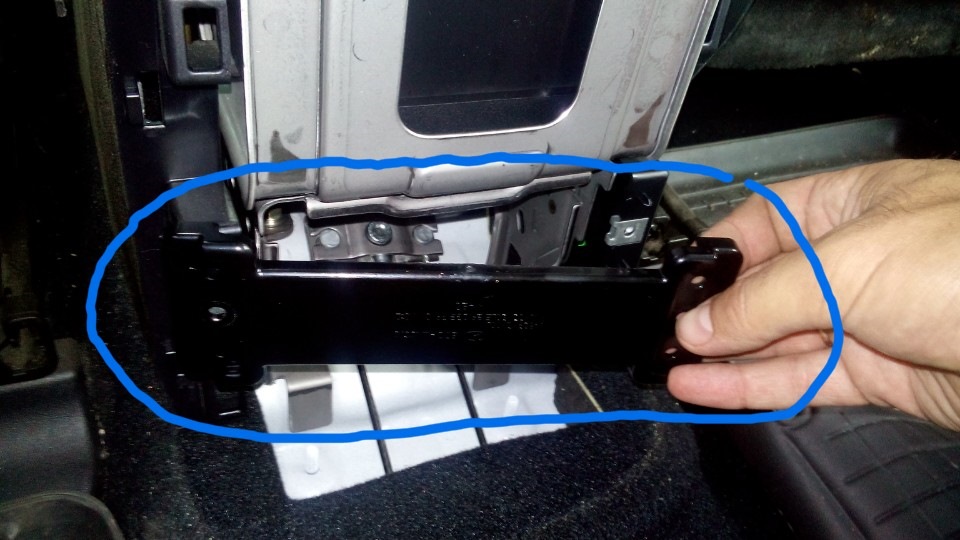 Снять пластину регулировки стояночного тормоза на автомобиле Hyundai ix35