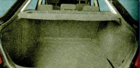 Стенки багажника Шкода Октавия облицованы формованными ворсовыми обивками, а на пол уложен мягкий ворсовый коврик