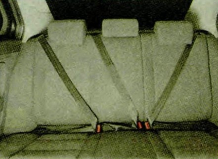 Для всех пассажиров заднего сиденья также установлены ремни диагонального типа с инерционными катушками Шкода Октавия