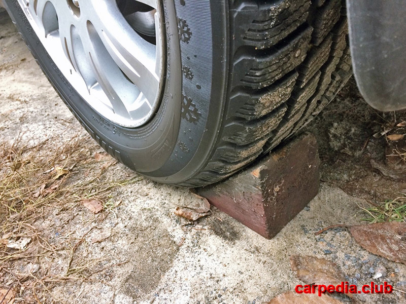 Install wheel chocks "shoes" under the front wheels on the car Hyundai ix35