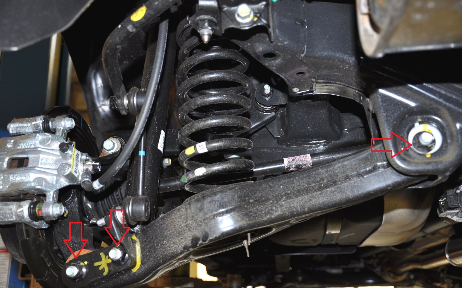 Расположение крепления рычага задней подвески и нижнее крепления амортизатора на автомобиле Hyundai ix35