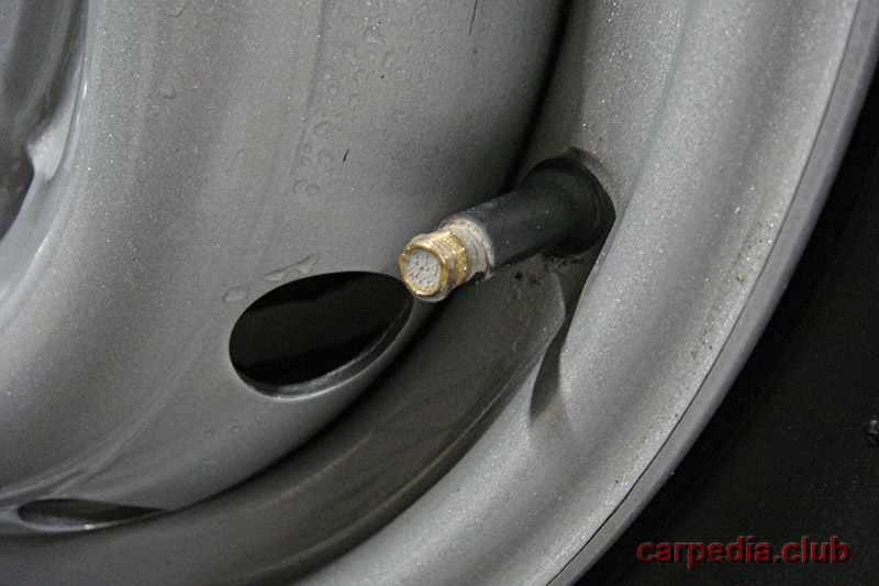 Проверка герметичности золотника шины колеса Chevrolet Niva
