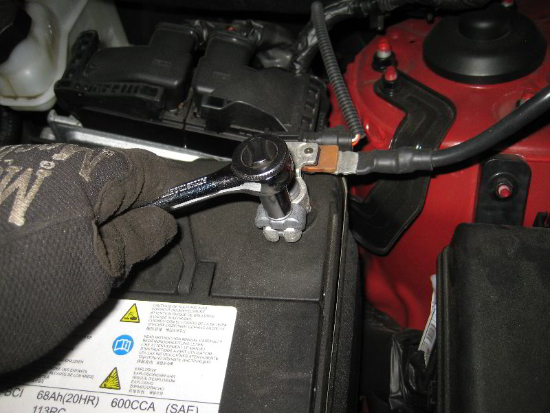Снять клемму провода от «минусового» вывода аккумуляторной батареи на автомобиле Hyundai ix35