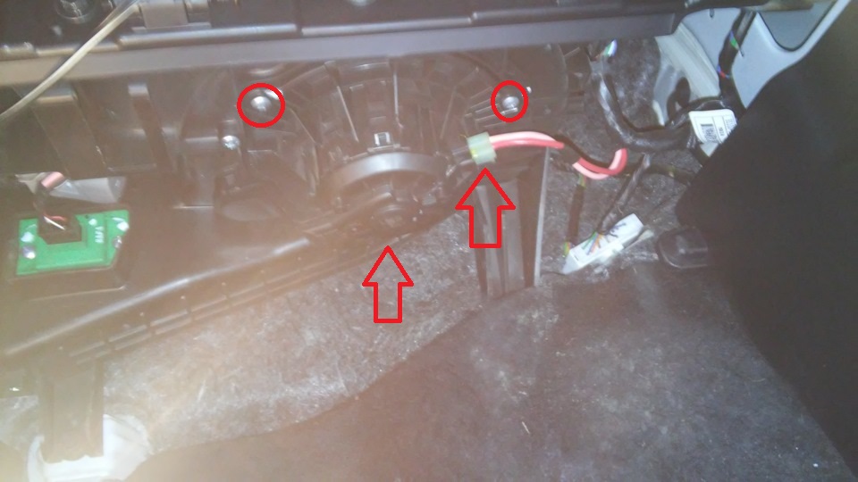 Расположение крепления вентилятора отопителя печки на автомобиле Hyundai ix35