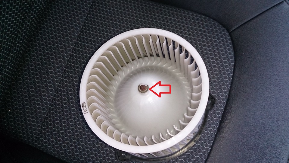 Расположение стопорного кольца крыльчатки вентилятора печки на автомобиле Hyundai ix35