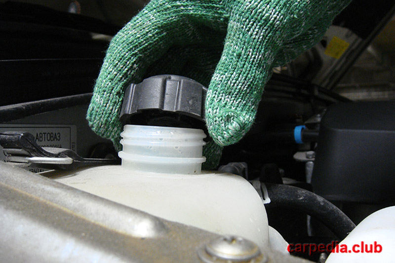 Отворачивание пробки расширительного бачка системы охлаждения двигателя Chevrolet Niva