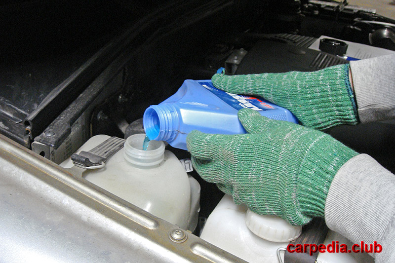 Доливка охлаждающей жидкости в расширительный бачок Chevrolet Niva