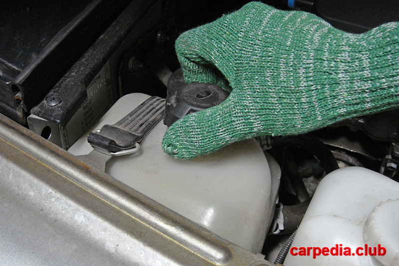 Заворачивание пробки расширительного бачка системы охлаждения двигателя Chevrolet Niva