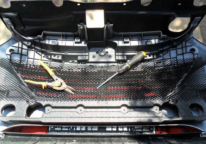 Установка сетки в бампер на автомобиле Hyundai ix35