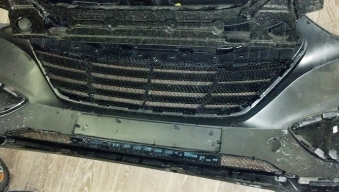 Вырезать сетку в решетку радиатора на автомобиле Hyundai ix35