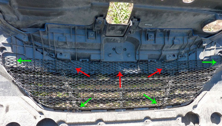 Как закрепить сетку решетки радиатора на автомобиле Hyundai ix35