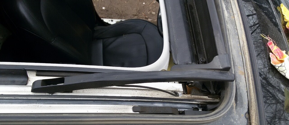 Очистить грязь с направляющих люка на автомобиле Hyundai ix35