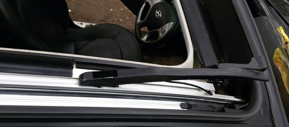 Очистить направляющие люка на автомобиле HYundai ix35
