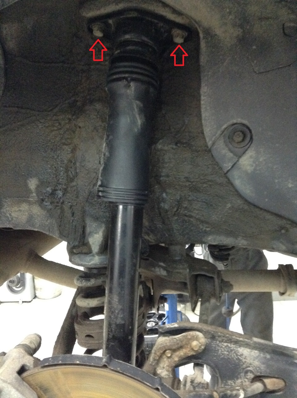 Расположение верхних болтов амортизатора на автомобиле Hyundai ix35