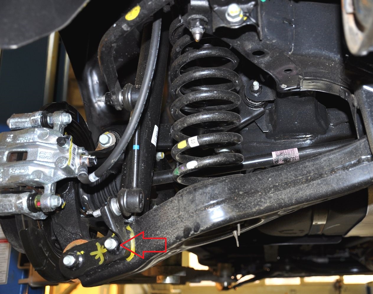 Открутить нижнее крепления заднего амортизатора 4WD на автомобиле Hyundai ix35