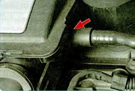 Соединения шланга вакуумного усилителя со штуцером на впускной трубе двигателя Шкода Октавия