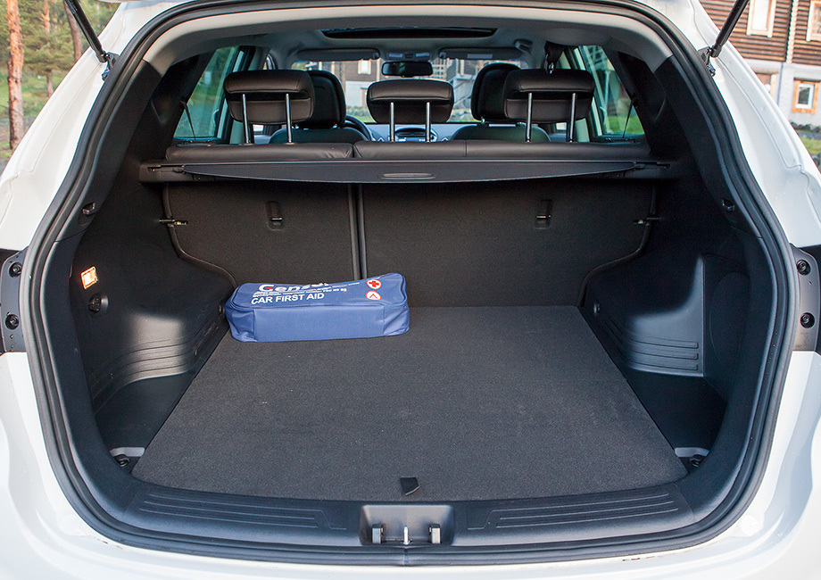 Установить облицовки багажника на автомобиле Hyundai ix35