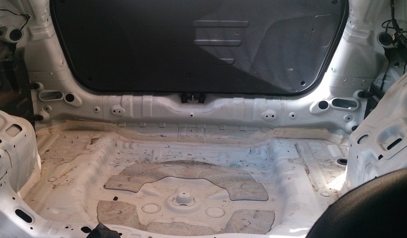 Обезжирить багажный отсек для шумоизоляции на автомобиле Hyundai ix35