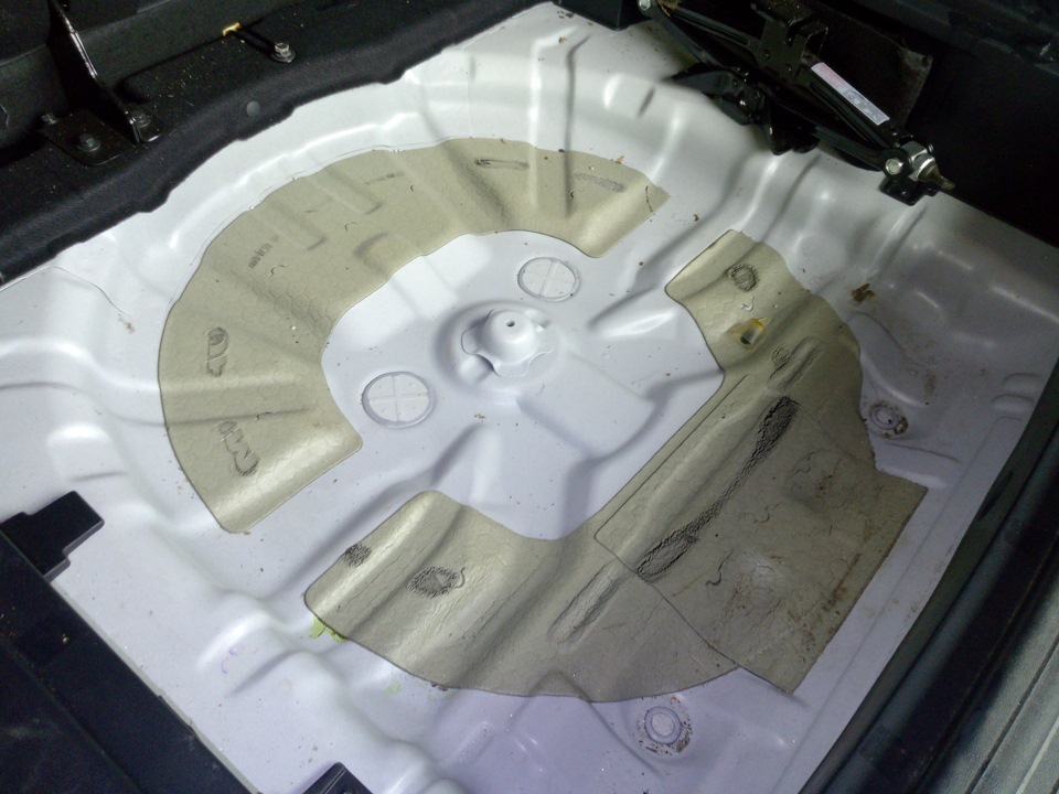 Обезжирить место под запаску для шумоизоляции на автомобиле Hyundai ix35