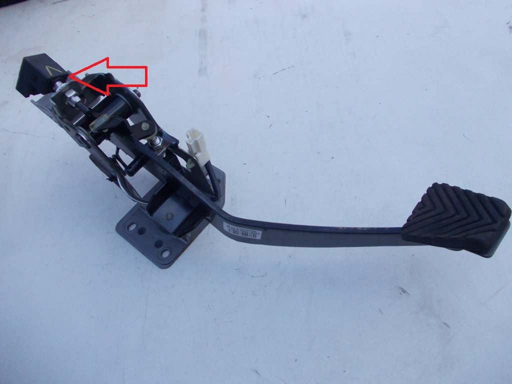 Расположение датчика выключения сцепления на автомобиле Hyundai ix35
