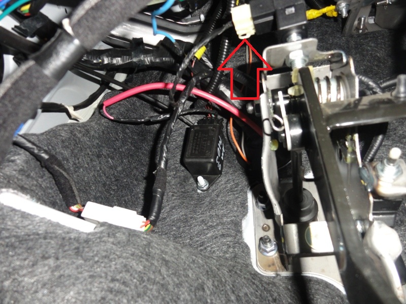 Расположение колодки проводов датчика положения педали сцепления на автомобиле Hyundai ix35