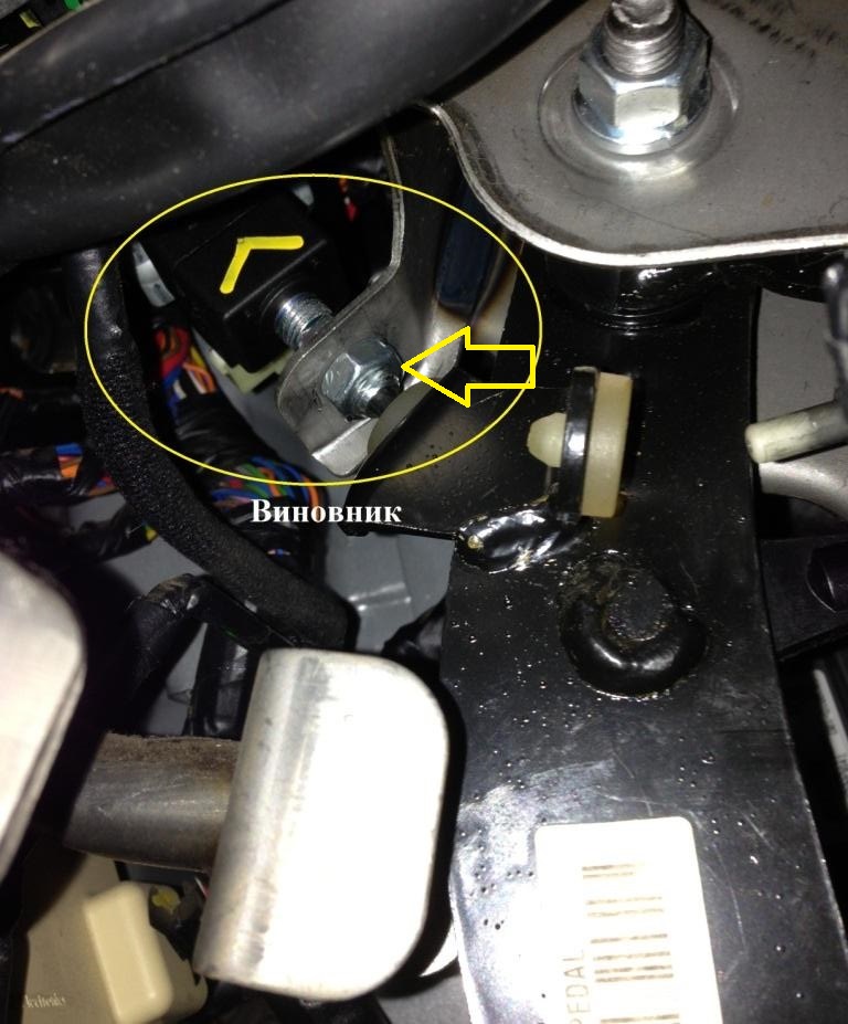 Открутить гайку датчика педали сцепления на автомобиле Hyundai ix35