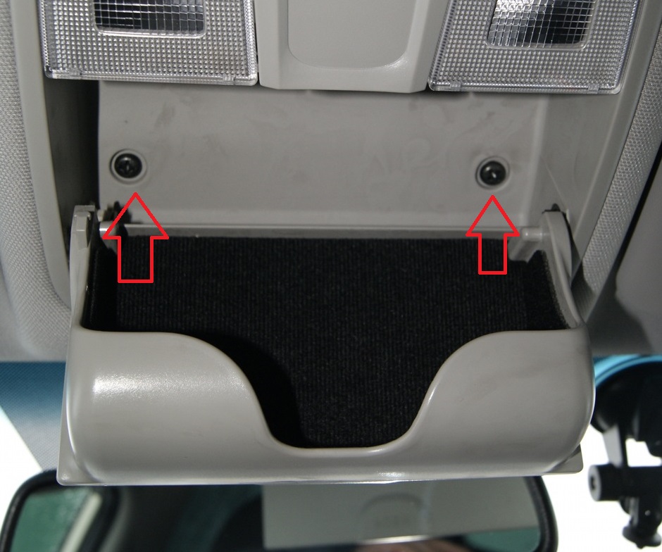 Открутить крепления центрального плафона освещения салона на автомобиле Hyundai ix35