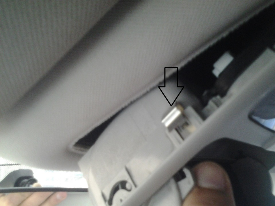Извлечь защелки центрального плафона освещения на автомобиле Hyundai ix35