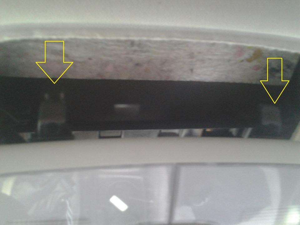 Отсоединить защелки центрального плафона освещения на автомобиле Hyundai ix35