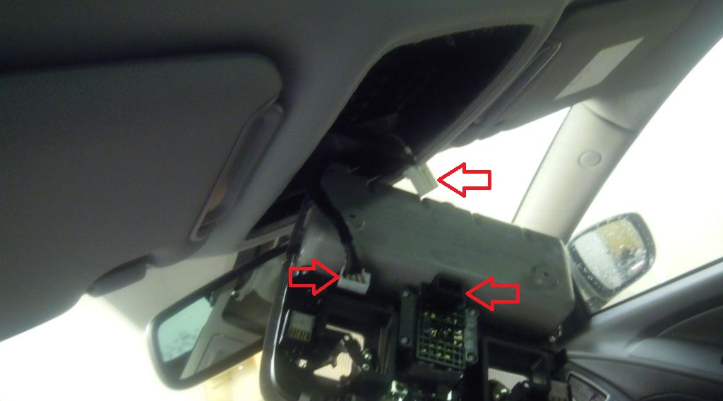 Отсоединить колодки проводов от центрального плафона освещения на автомобиле Hyundai ix35
