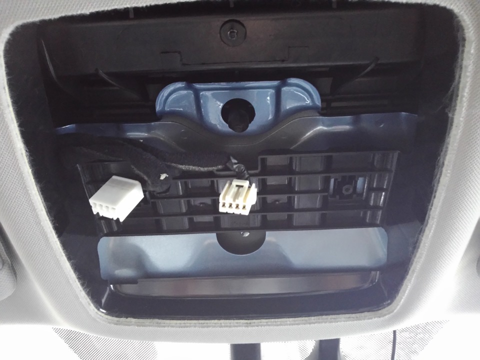 Колодки проводов центрального плафона освещения на автомобиле Hyundai ix35
