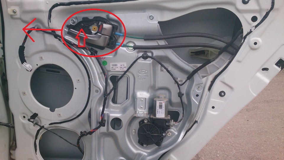 Снять внутреннюю ручку задней двери на автомобиле Hyundai ix35
