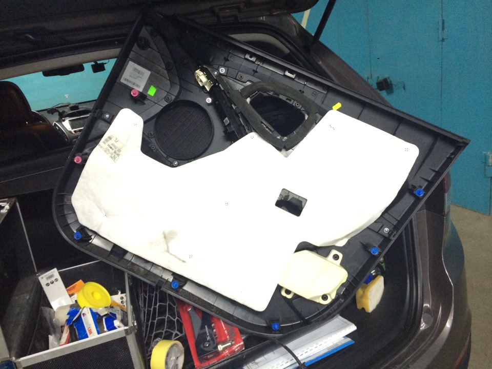 Штатная шумоизоляция обшивки передней двери на автомобиле Hyundai ix35