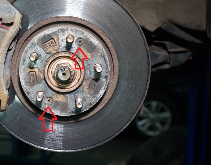 Очистить крепление тормозного диска на автомобиле Hyundai ix35