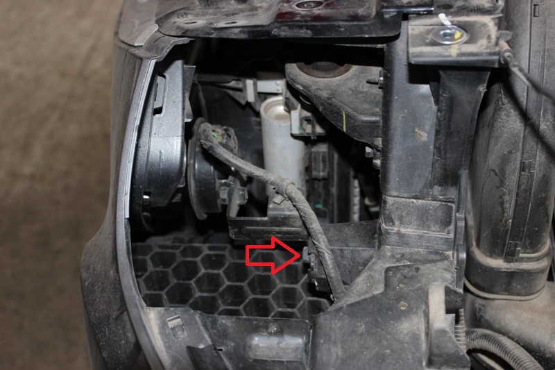 Открутить болт крепления сигнала на автомобиле Hyundai ix35